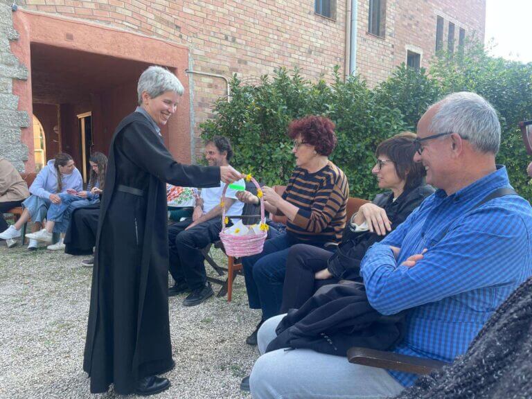 Berenar en família a Sant Benet de Montserrat